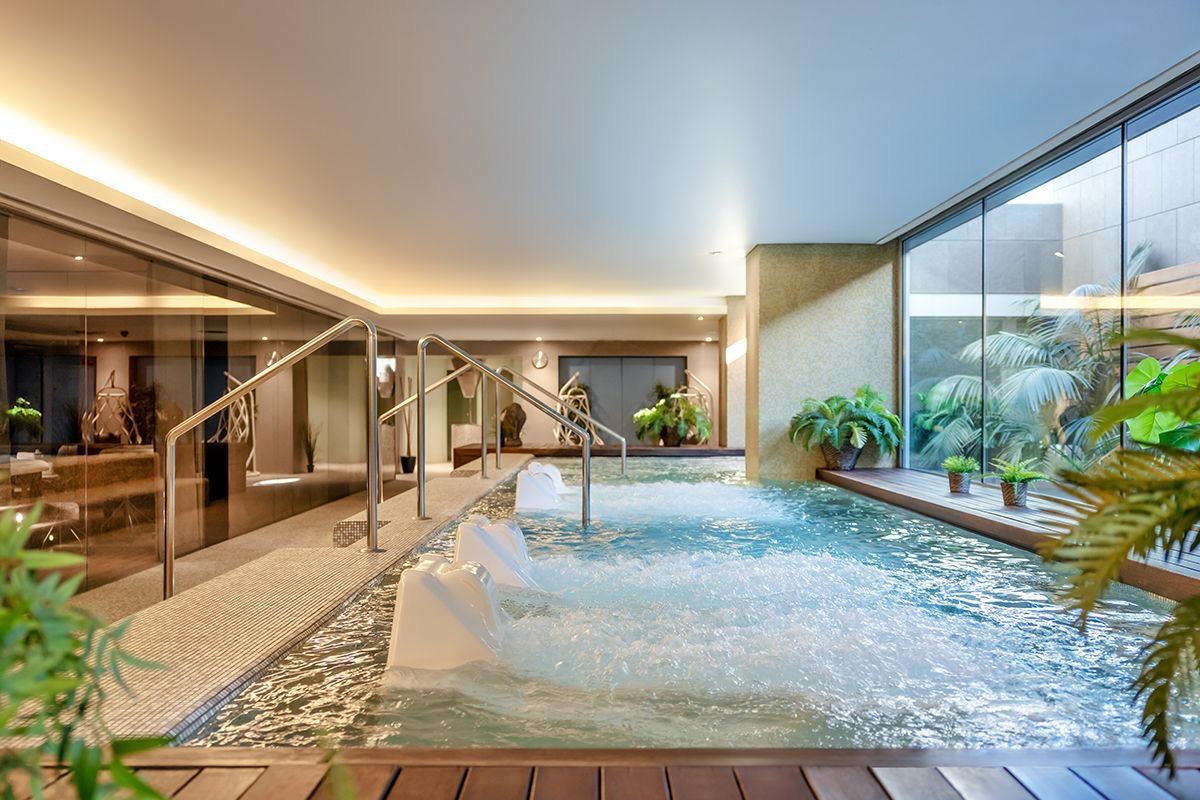 Spa interior climatizado con piscina y jacuzzi
