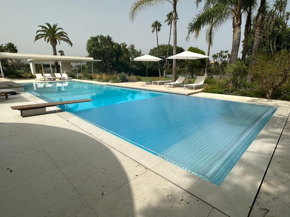 Instalación de cubierta automática para piscina
